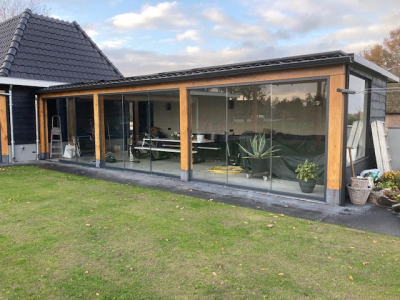 Tuinkamer van glazen schuifwanden